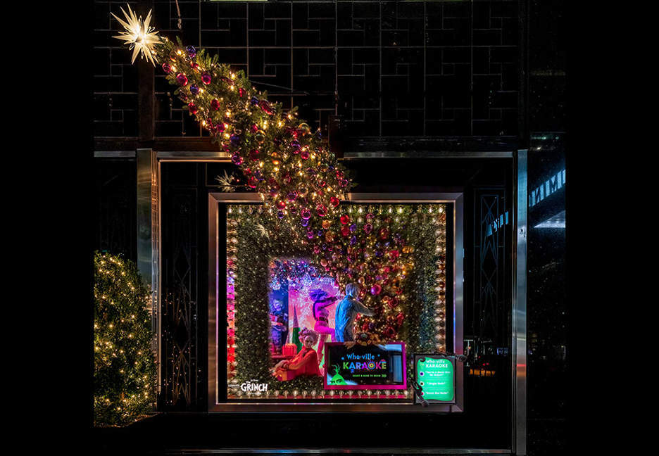 Fascinating Holiday Window Displays with Creative Retail Display Ideas