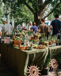 Easy-to-navigate tables at the farmers market 